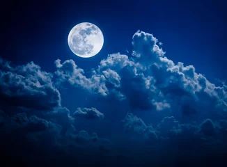 Tragetasche Night sky with bright full moon and cloudy, serenity nature background. © kdshutterman