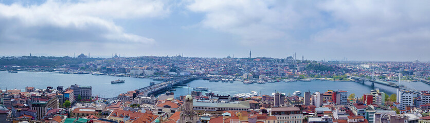 Obraz premium Panoramic image of Istanbul with Galata Bridge and Yeni Cami Mosque