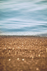 riva della spiaggia blu e arancione