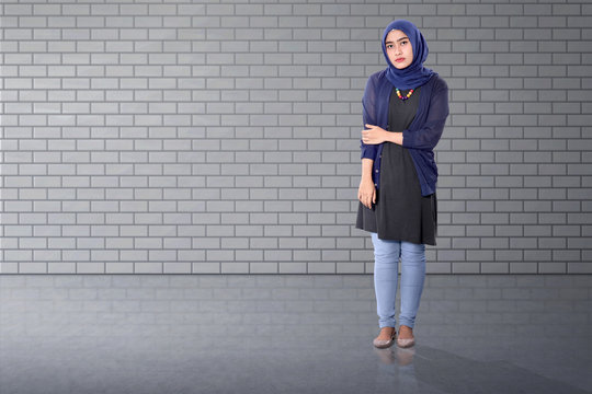 Pretty asian muslim woman standing with confident
