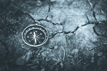 Fototapeta na wymiar Kompass auf ausgetrocknetem Boden, Wüste