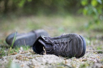 Alter Schuh in der Wildnis 