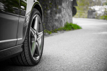 Auto auf Stra&szlig;e, Seitenaufnahme 