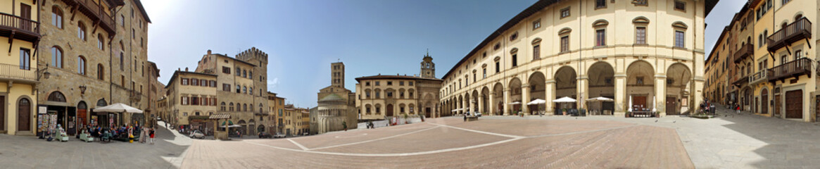 Fototapeta na wymiar Arezzo, Piazza Grande a 360 gradi