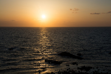 静かな海に沈む夕日