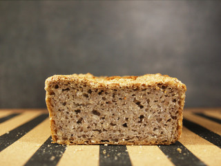 pain en coupe transversale, minimalisme, fond unicolore gris, cuisson