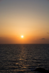 静かな海に沈む夕日