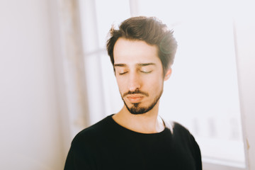 Fototapeta premium Dunkelhaariger Mann mit geschlossenen Augen