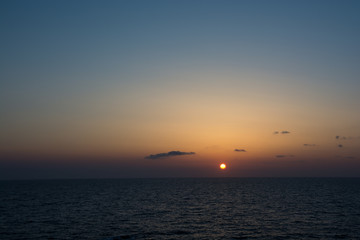 静かな海に沈む夕日