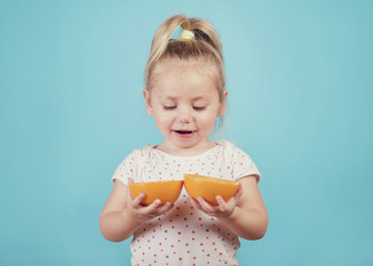 bebé sonriente con una naranja