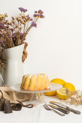 Pastel de limón en una mesa. Bodegón. Vista de frente. Copy space