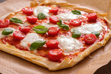 Pizza mit Tomate, Mozzarella und Basilikum