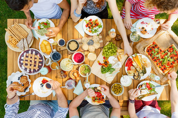 Group of students at picnic © Photographee.eu