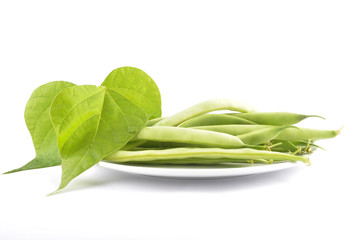 Stangenbohnen auf Teller mit Blatt isoliert