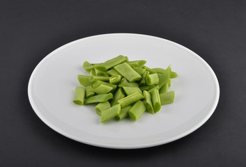 Stangenbohnen geschnitten auf Teller