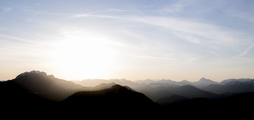 Stimmungsvolles Bergpanorama bei Sonnenaufgang