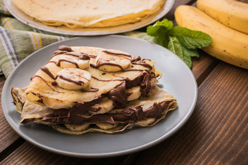 Pancakes with banana and cacao cream. Les crêpes.