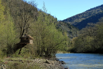 Fototapeta na wymiar Hunting gazebo on the river bank.