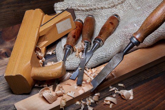 cepillo y formones en la mesa de trabajo