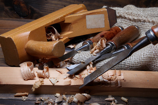 varios formones y un cepillo para la madera
