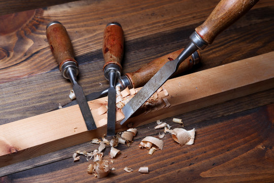 Varios formones tallando la madera