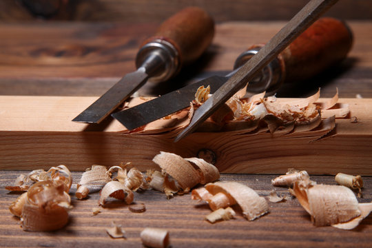 Formones tallando la  madera