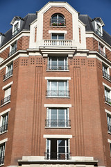 Immeuble en brique à Paris, France