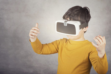 niño con gafas de realidad virtual