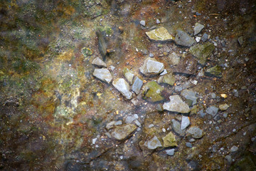 Schiefer und Mineral Unterwasser / Schiefersteine, scharfkantige Steine und Mineral unter klarem ...