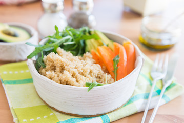 Healthy Detox Dinner with Quinoa, Carrots, Avocado and Rocket sa