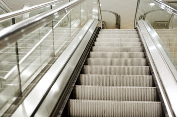 Fototapeta premium Rolltreppe und Treppenstufen