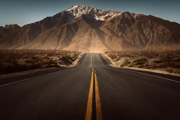 Zelfklevend Fotobehang Weg leidt de bergen in © lassedesignen