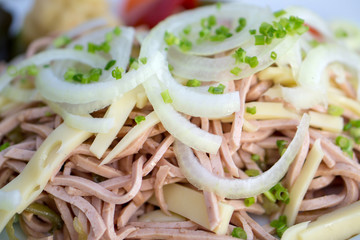 Schweizer Wurstsalat mit Käsestreifen
