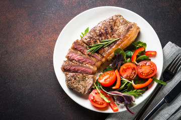 Steak de contre-filet de boeuf grillé avec vue de dessus de salade fraîche.