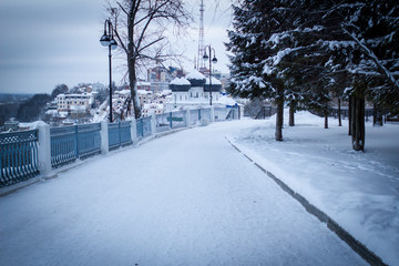 El camino de invierno a la iglesia