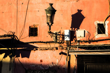 gasse im souk von marrakesch