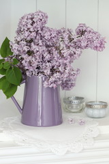 Dekoration mit Flieder und Windlichter