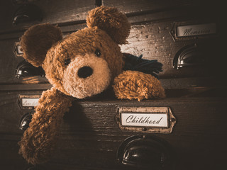 alter Teddy in Vintage Holzschublade