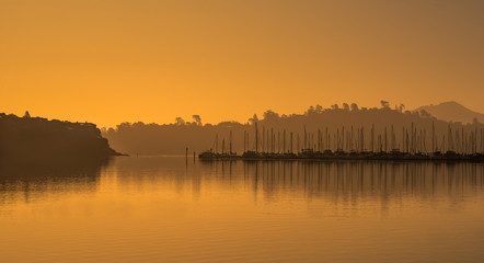 Obraz premium Silhouette sunrise at Sausalito Ca. marina