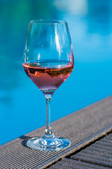 verre de rosé au bord de la piscine