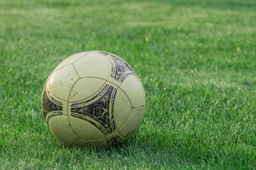 Fototapeta na wymiar stara piłka na trawie