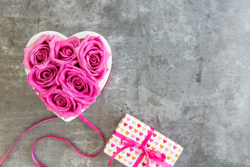 Herz aus Rosen in pink  und Geschenkbox mit Schleife, Muttertag
