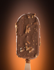 Mandel-Eis am Stiel Vertikal