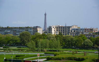 Tour Eiffel vue depuis l'hippodrome d'Auteuil