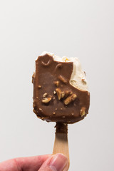 Schokoladen Mandel-Eis am Stiel heller Hintergrund