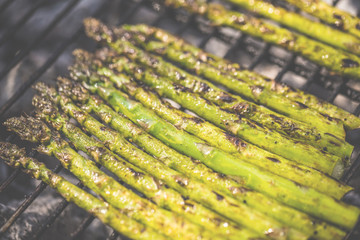 Spargel auf dem Grillrost