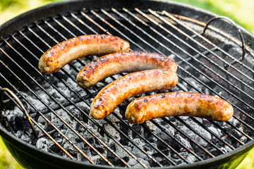 Frische Bratwürste auf dem Grillrost