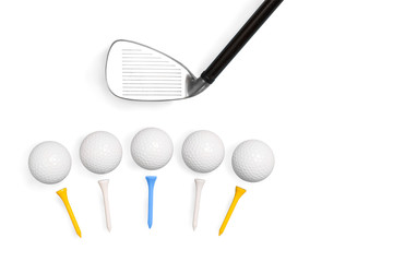 Golfschläger, Golfbälle und Tees als top view auf weiss