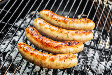 Frische Bratwürste auf dem Grillrost