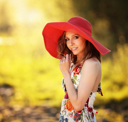 Portret pięknej kobiety w czerwonym kapeluszu